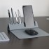 Herramienta de escritorio portátil multifunción es una almohadilla de ratón, porta teléfono y porta plumas.